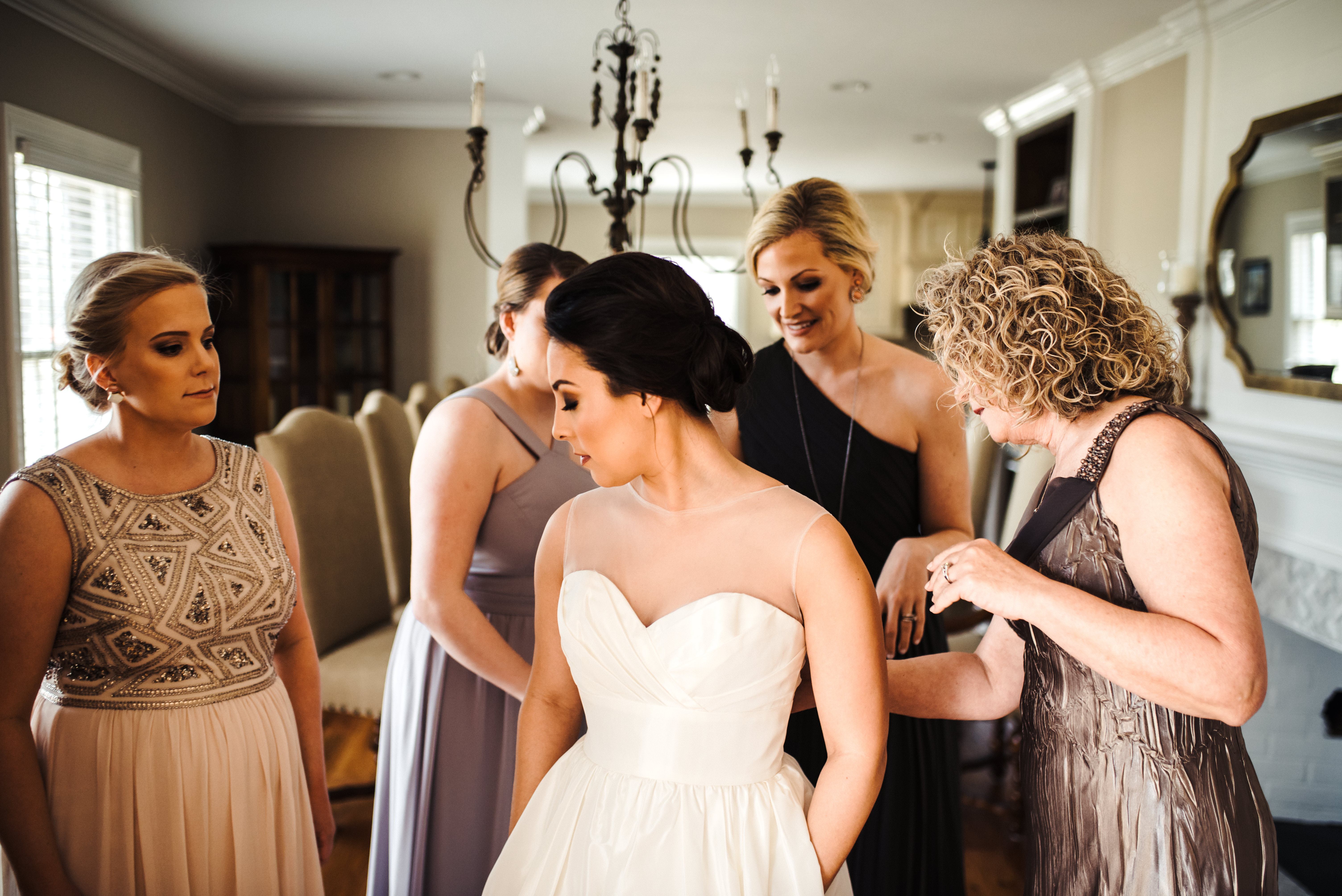 bride and her bridesmaids getting ready 